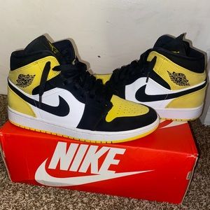 Air Jordan 1 Mid Yellow Toe Black